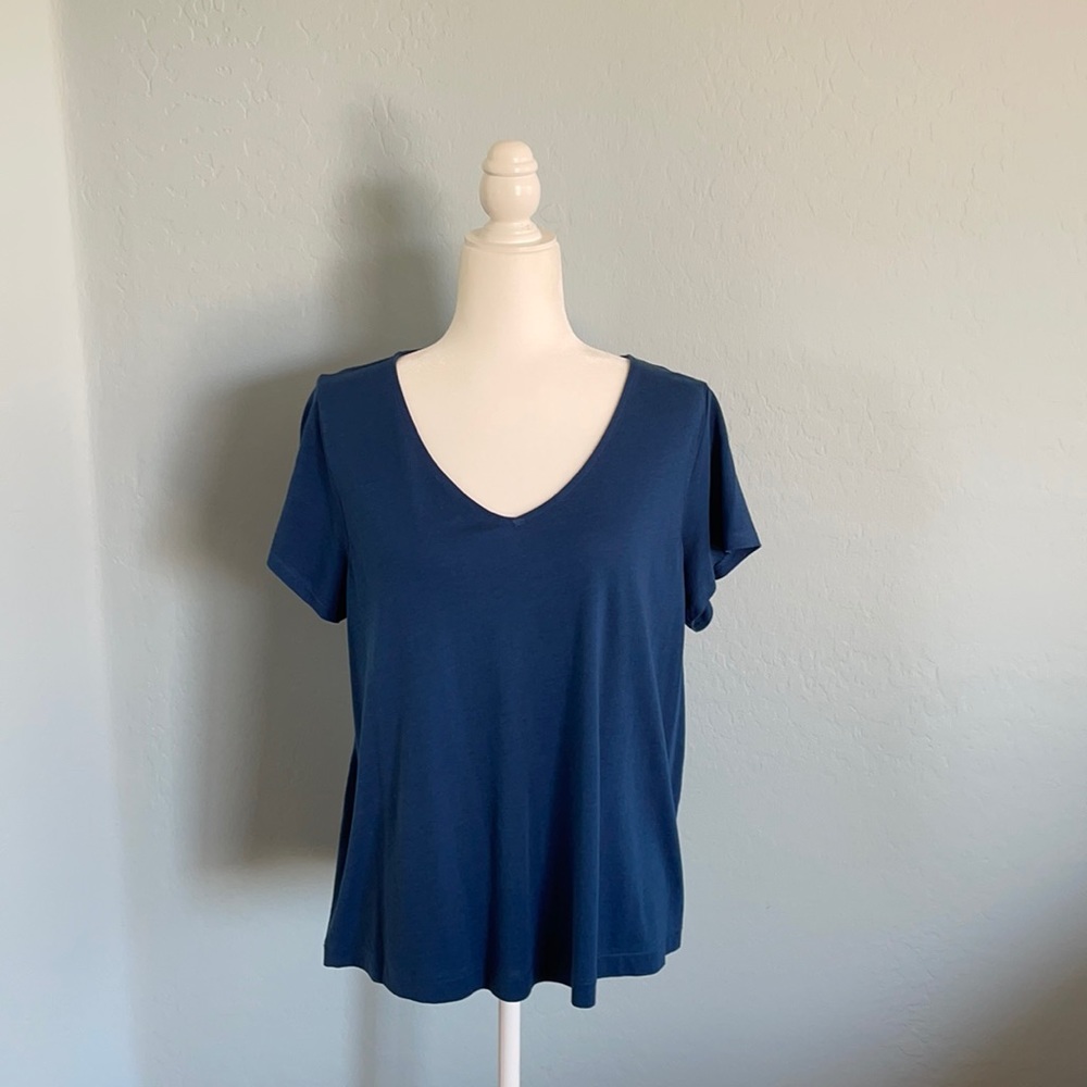 J. Jill Blue V-neck shirt sleeve t-shirt sz. L